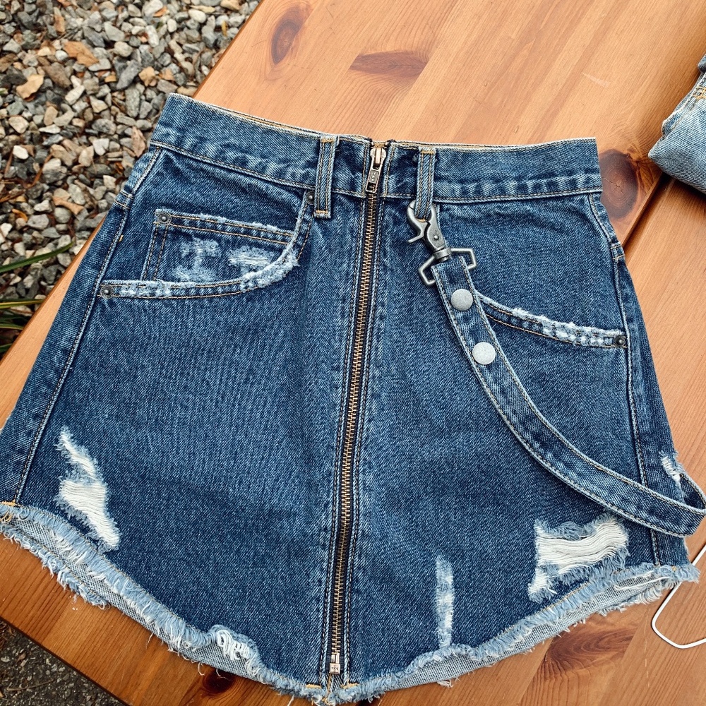 Skirt with chain
